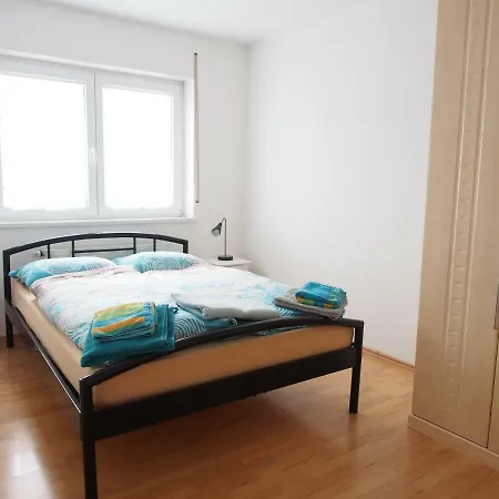 Messe-/ferienwohnung דירה *